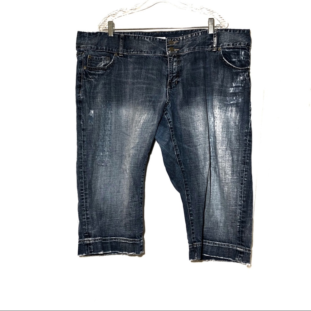 3/$25 Maurices distressed denim Capri jeans sz 22